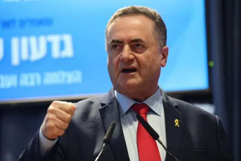 وزير الدفاع الإسرائيلي يتحدث بحماس خلال مؤتمر صحفي، مع التركيز على التوترات المتصاعدة بين إسرائيل وإيران في ظل الصراع المستمر.