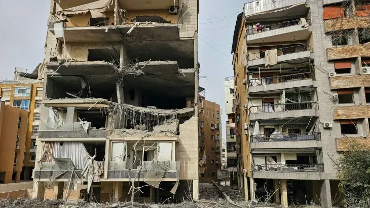 مباني مدمرة في منطقة الجناح ببيروت بعد غارة إسرائيلية، تعكس آثار الصراع المستمر والدمار في لبنان.
