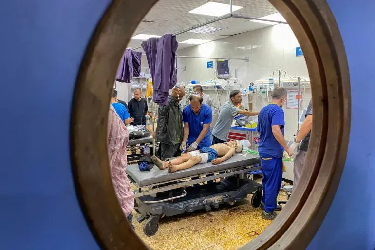 مشهد من مستشفى ناصر في غزة حيث يقوم الأطباء بإسعاف المصابين الذين تعرضوا لإطلاق نار أثناء محاولتهم الحصول على المساعدات الإنسانية.