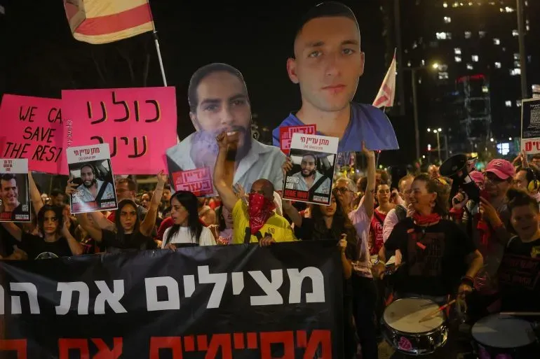 تظاهرة في تل أبيب تطالب بإعادة الأسرى المحتجزين في غزة، حيث يحمل المتظاهرون لافتات تعبر عن مطالبهم وتندد بالحكومة الإسرائيلية.