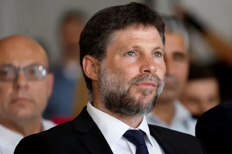 بتسلئيل سموتريتش، وزير المالية الإسرائيلي، يظهر في مؤتمر، حيث أعلن عن إلغاء إعفاء للبنوك الفلسطينية، مما قد يؤثر سلبًا على الاقتصاد الفلسطيني.