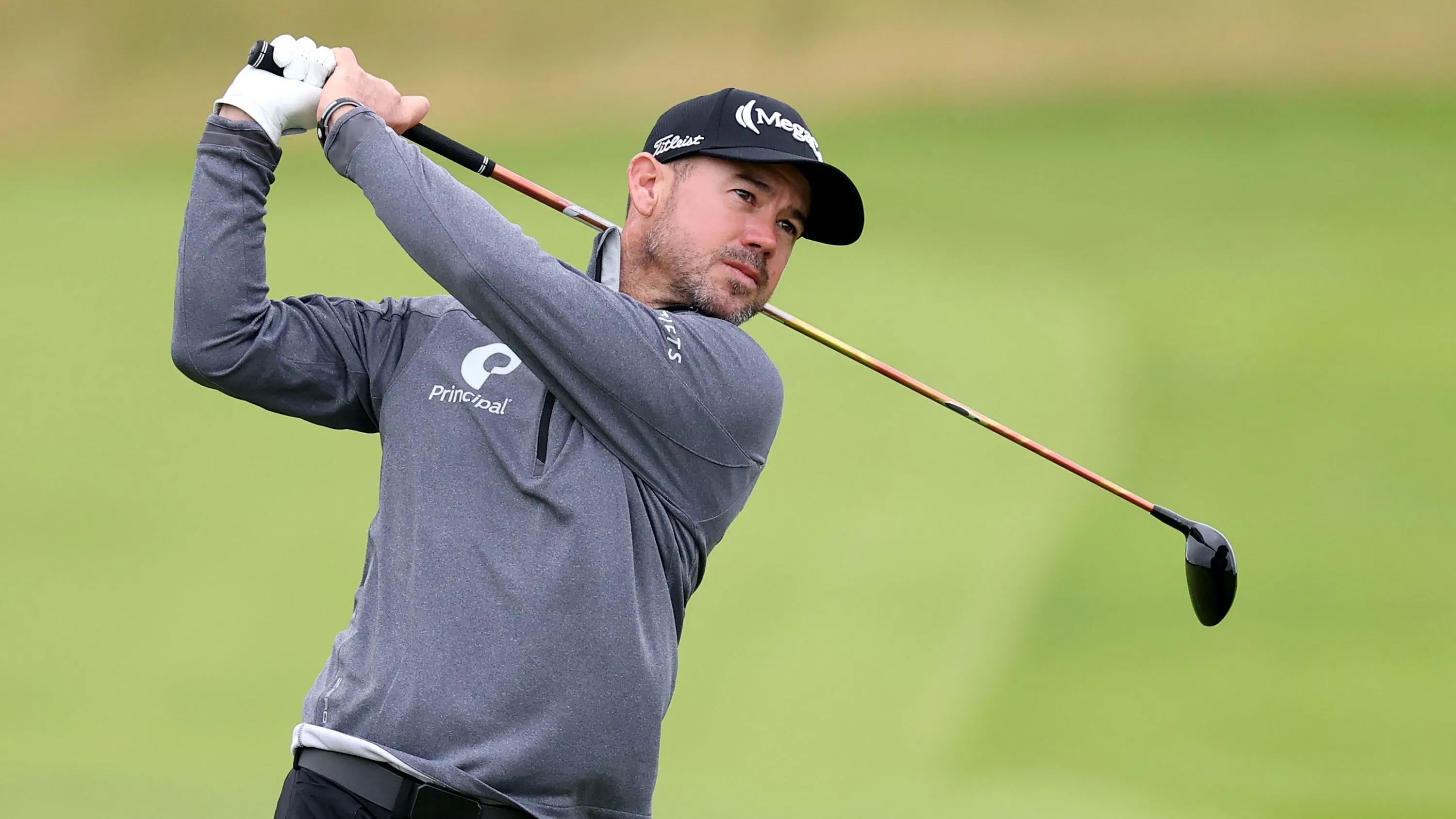 براين هارمان في لحظة تألق أثناء لعبه للجولف، حيث يسجل ضربة قوية في بطولة كلاريت جوغ في رويال بورتروش بأيرلندا الشمالية.