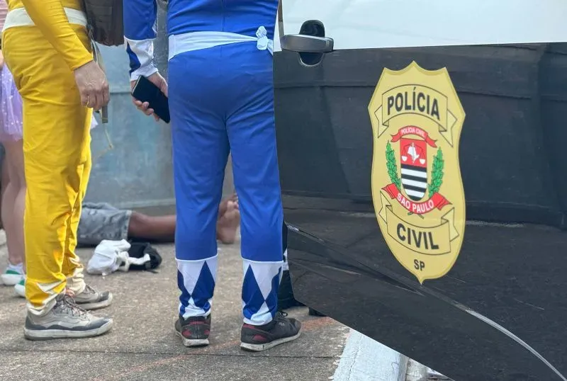 أفراد يرتدون زي باور رينجرز في كرنفال ساو باولو، يعتقلون لصاً مشتبه به بالقرب من سيارة الشرطة، وسط احتفالات حيوية.