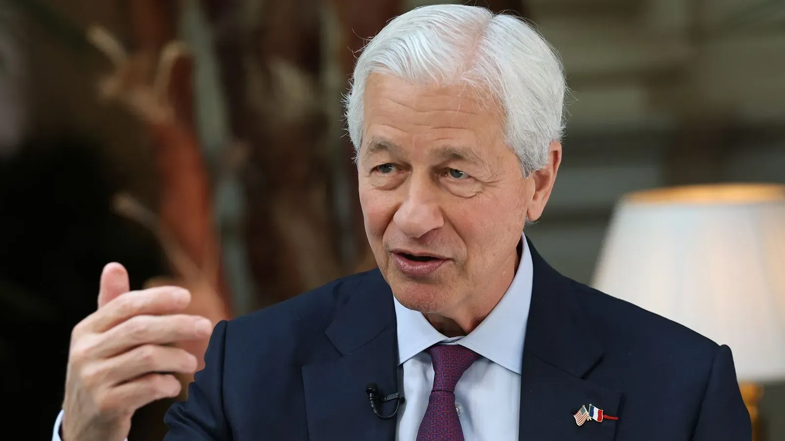 جيمي ديمون، الرئيس التنفيذي لبنك JPMorgan Chase، يتحدث عن مخاطر الرسوم الجمركية وتأثيرها على الاقتصاد الأمريكي.