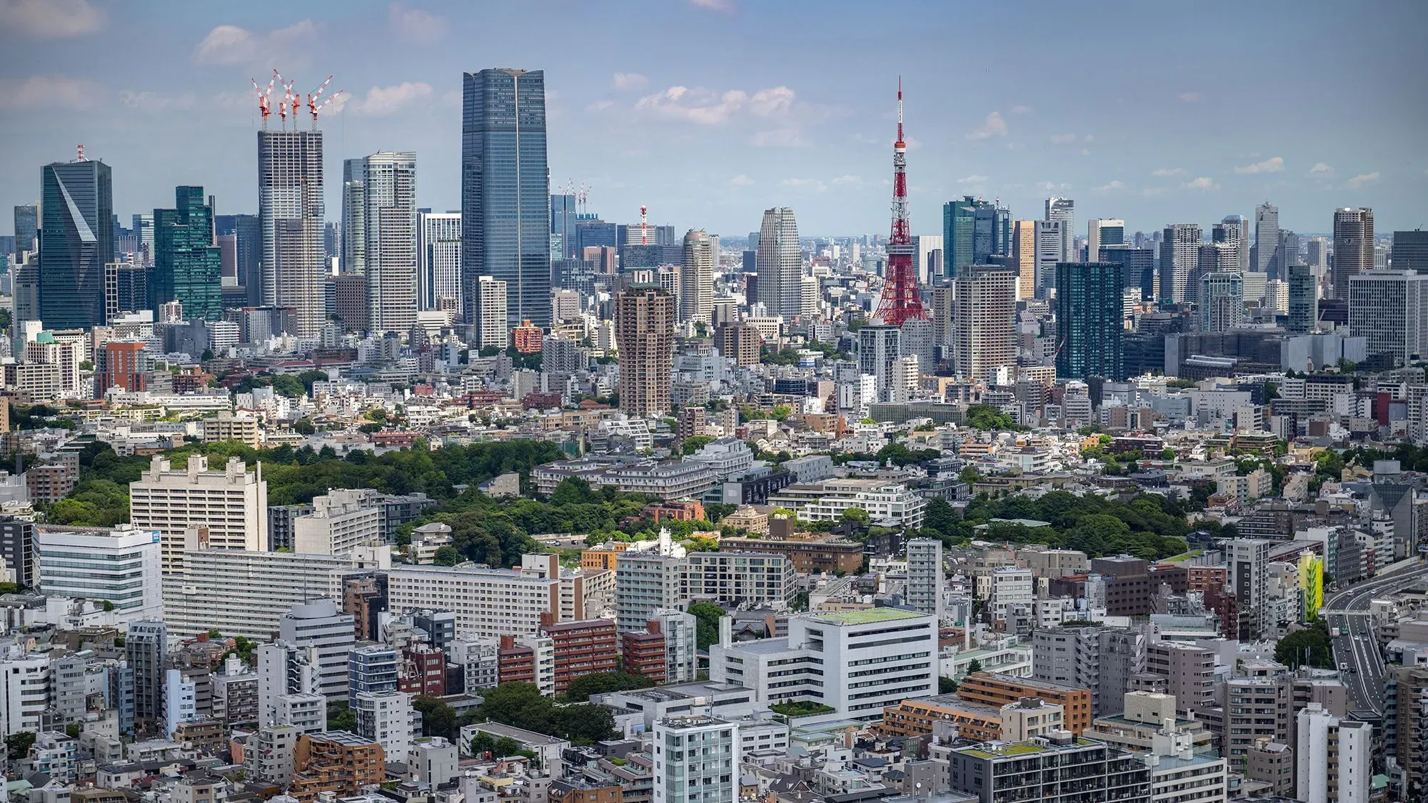 منظر شامل لمدينة طوكيو يظهر المباني الشاهقة والمعالم المعمارية، مما يعكس التحديات السكانية والاقتصادية التي تواجه اليابان.