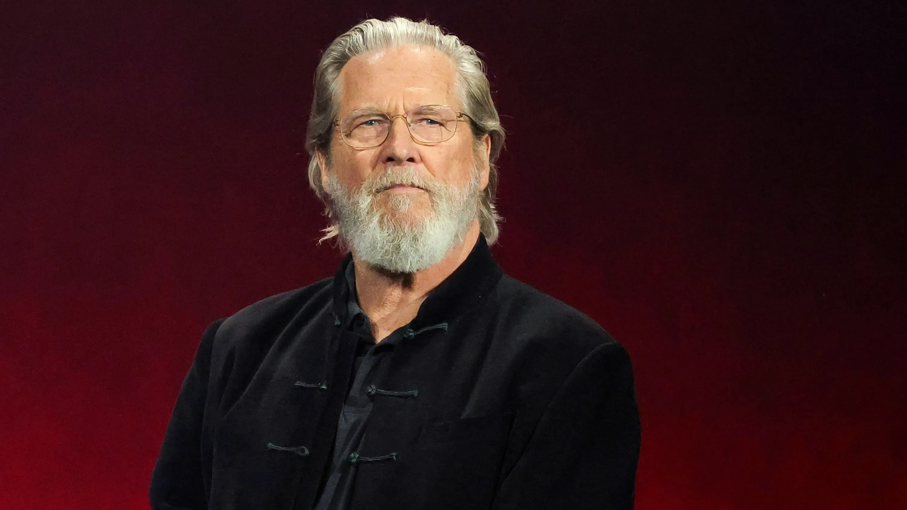 جيف بريدجز، نجم "Big Lebowski"، يظهر مبتسمًا في حدث، مع تسريحة شعره الرمادية ولحيته، حيث يتحدث عن تحسن صحته بعد معركة مع السرطان.