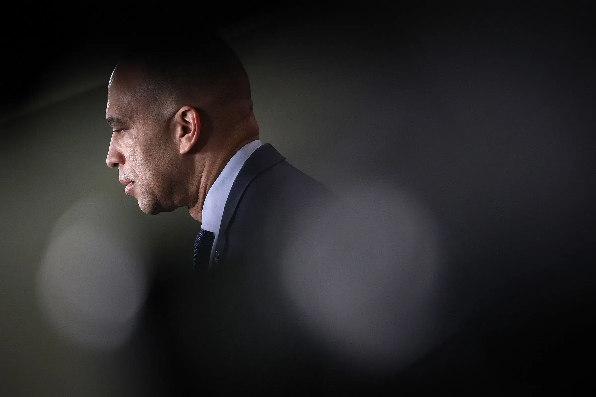 صورة جانبية لحكيم جيفريز، زعيم الحزب الديمقراطي، وهو يتحدث بجدية عن إعادة تقسيم الدوائر الانتخابية وتأثيرها على الانتخابات.