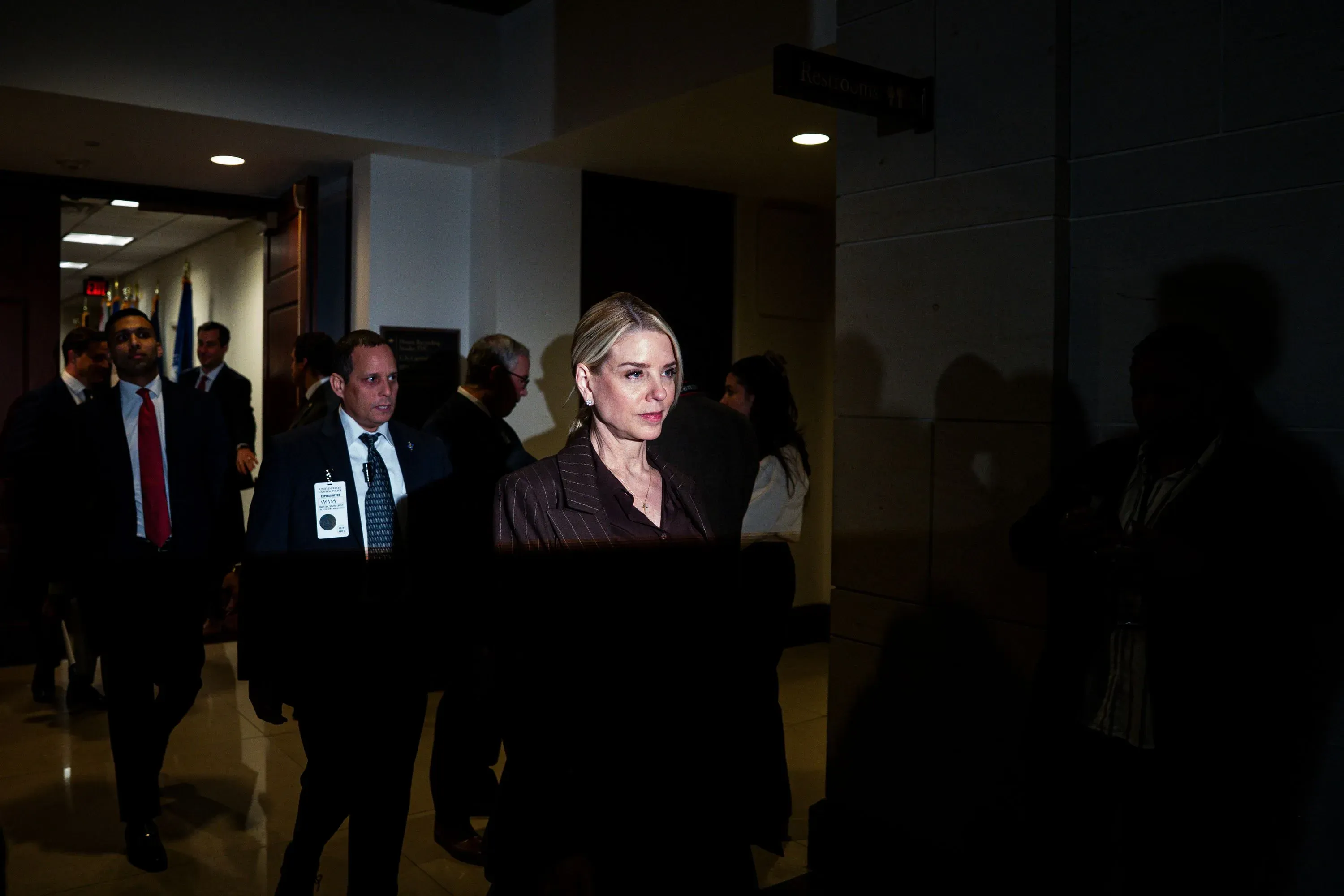 بام بوندي، المدعية العامة، تدخل قاعة الاجتماعات برفقة فريقها، وسط أجواء من التوتر والترقب بشأن تحقيقات وزارة العدل.