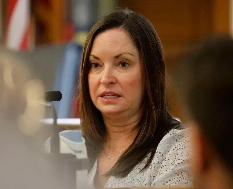 شهادة كيري روبرتس، صديقة أوكيف، خلال المحاكمة، حيث تتحدث عن اكتشاف جثة أوكيف والأضرار في سيارة ريد.