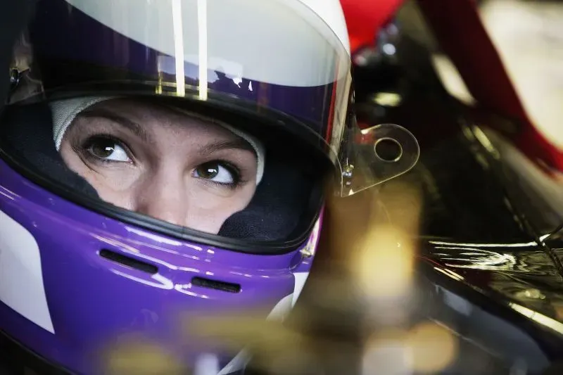 سائقة السباقات كاثرين ليج ترتدي خوذة سباق وتظهر عينيها بتركيز، تستعد لمنافسة في سباق ناسكار، معبرة عن طموحها كأول امرأة تنافس منذ سنوات.