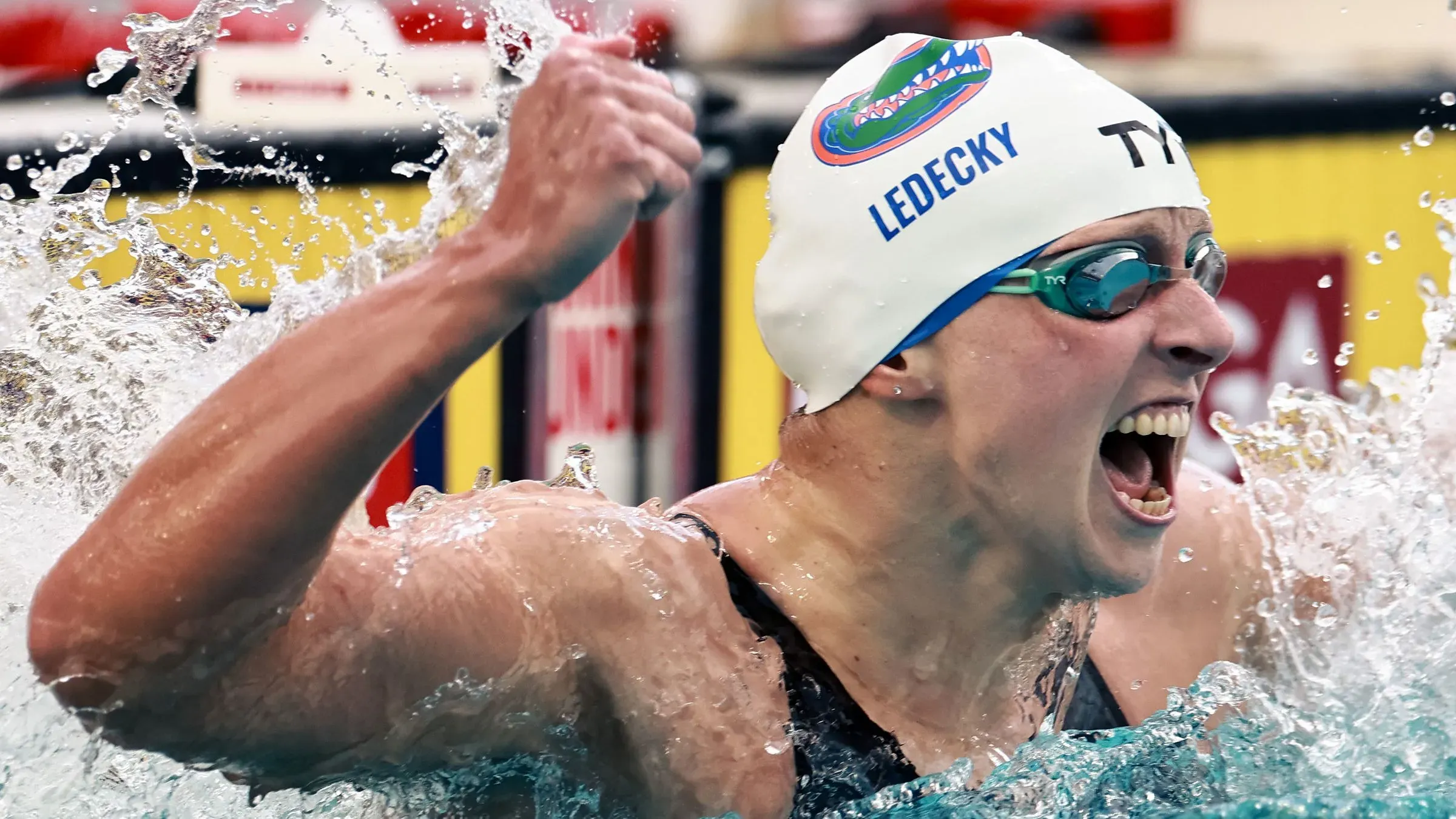 ليديكي تحتفل بفوزها بعد تحطيم الرقم القياسي العالمي في سباق 800 متر حرة، حيث تعبر عن فرحتها وسط مياه المسابقة.