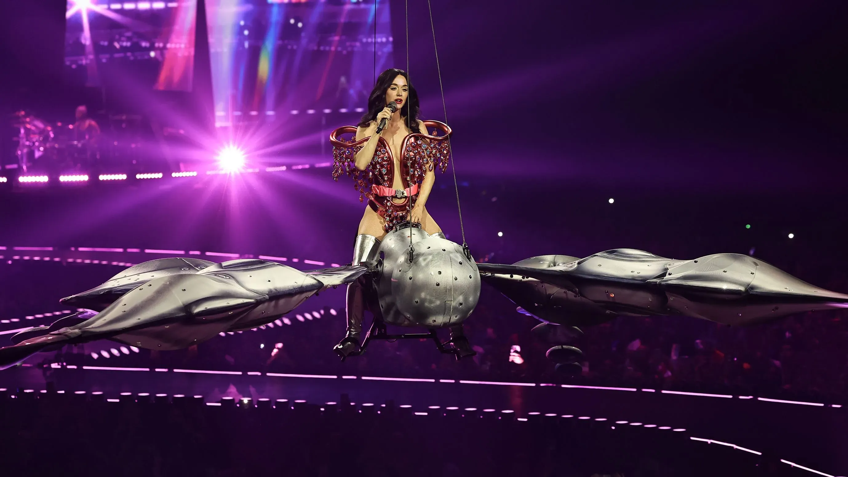 كاتي بيري تؤدي أغنيتها "Roar" على دعامة فراشة عملاقة خلال حفلة في سان فرانسيسكو، بينما تتأرجح الدعامة بشكل مفاجئ.