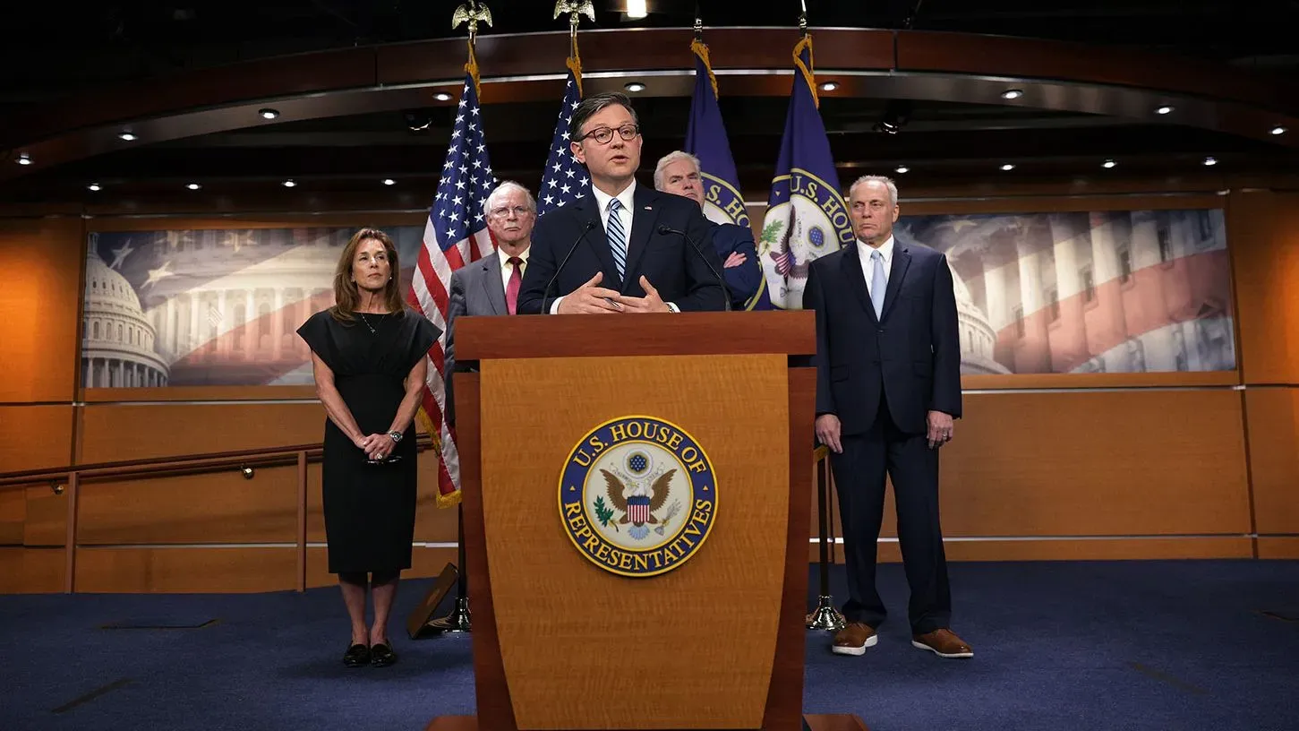 مايك جونسون يتحدث أمام الصحفيين مع مجموعة من أعضاء الحزب الجمهوري، وسط توتر بشأن مشروع قانون الضرائب والميزانية.