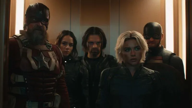 مجموعة من الأبطال المناهضين للأبطال في مشهد من فيلم "Thunderbolts"، يظهرون في مصعد، مرتدين زيهم القتالي.