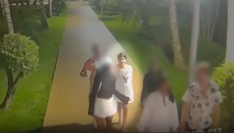 لقطة من كاميرات المراقبة تظهر مجموعة من الأشخاص، بينهم الطالبة المفقودة سوديكشا كونانكي، أثناء تواجدهم في منطقة الفندق.