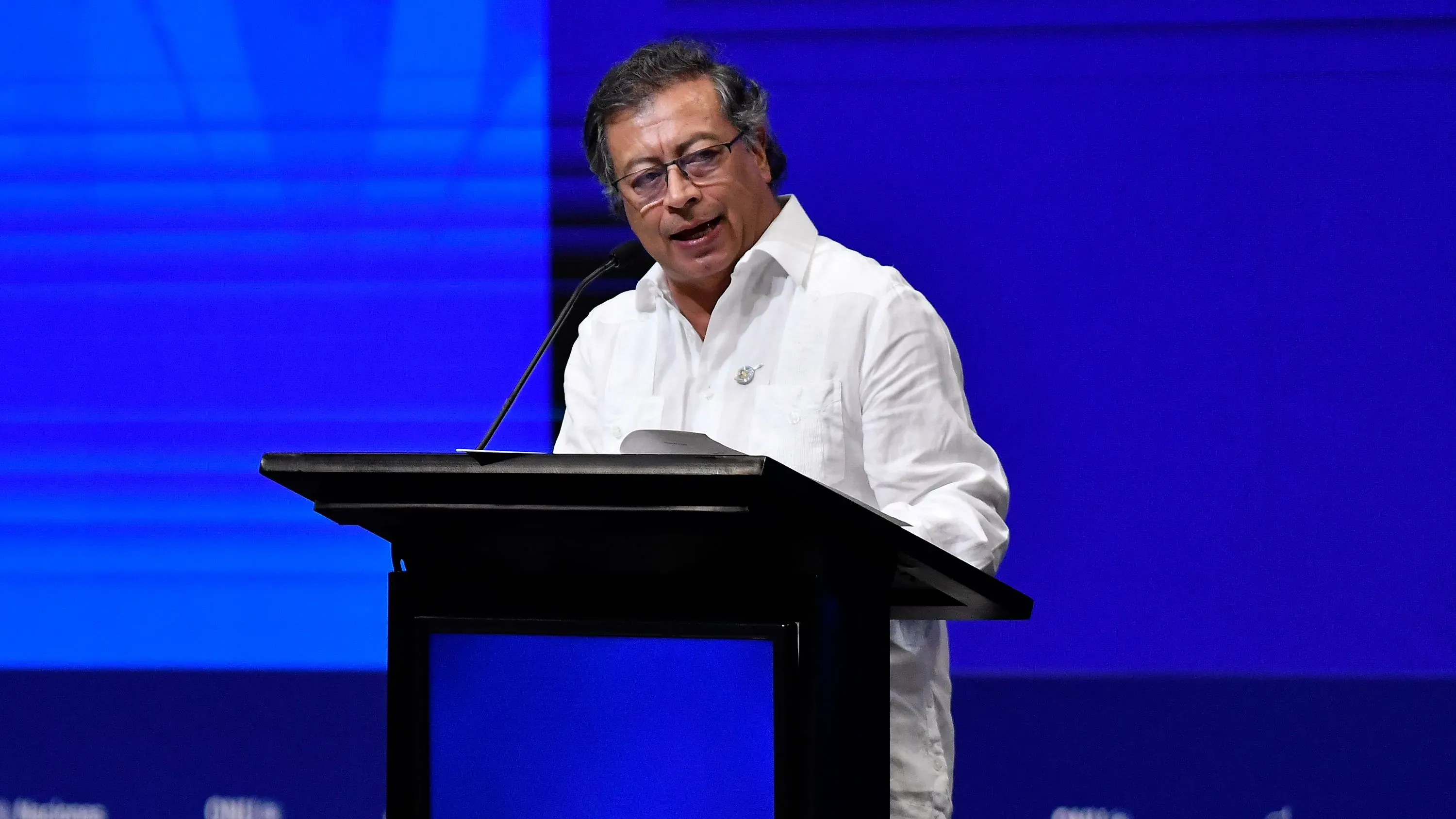 الرئيس الكولومبي غوستافو بيترو يتحدث من وراء منصة خلال مؤتمر يتناول التوترات الدبلوماسية مع الولايات المتحدة بشأن الترحيل.