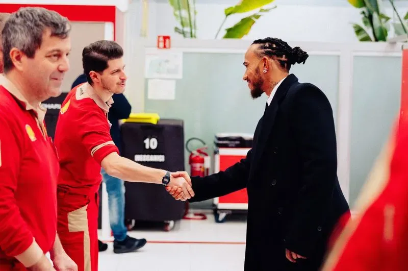 لويس هاميلتون يصافح زملاءه الجدد في فيراري خلال أول يوم له في المصنع، معبراً عن حماسه لبدء حقبة جديدة مع الفريق.