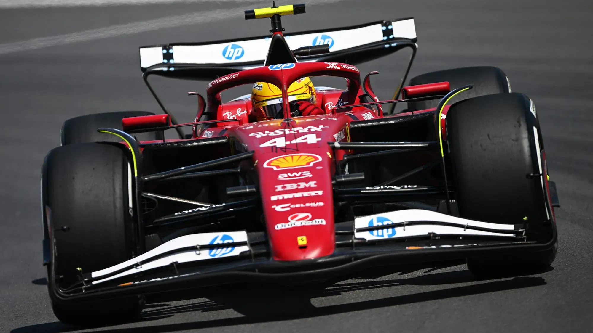 سيارة فيراري رقم 44 تسير بسرعة على حلبة جيل فيلنوف خلال سباق جائزة كندا الكبرى، حيث تعرض لويس هاميلتون لأضرار بسبب اصطدامه بحيوان.