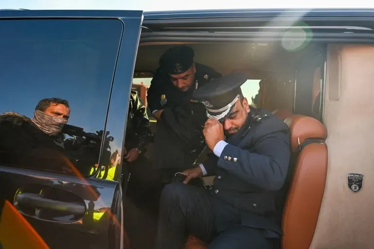 ضابط عسكري ليبي يجلس في سيارة، يعبر عن حزنه بعد جنازة رئيس أركان الجيش محمد علي أحمد الحداد، الذي قُتل في حادث تحطم طائرة.