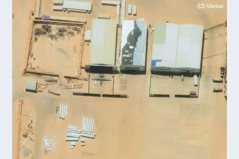 صورة فضائية تظهر قاعدة الخادم الجوية في شرق ليبيا، مع طائرة مسيرة متوقفة خارج حظيرة الطائرات، مما يشير إلى تعزيز القدرات العسكرية لحفتر.