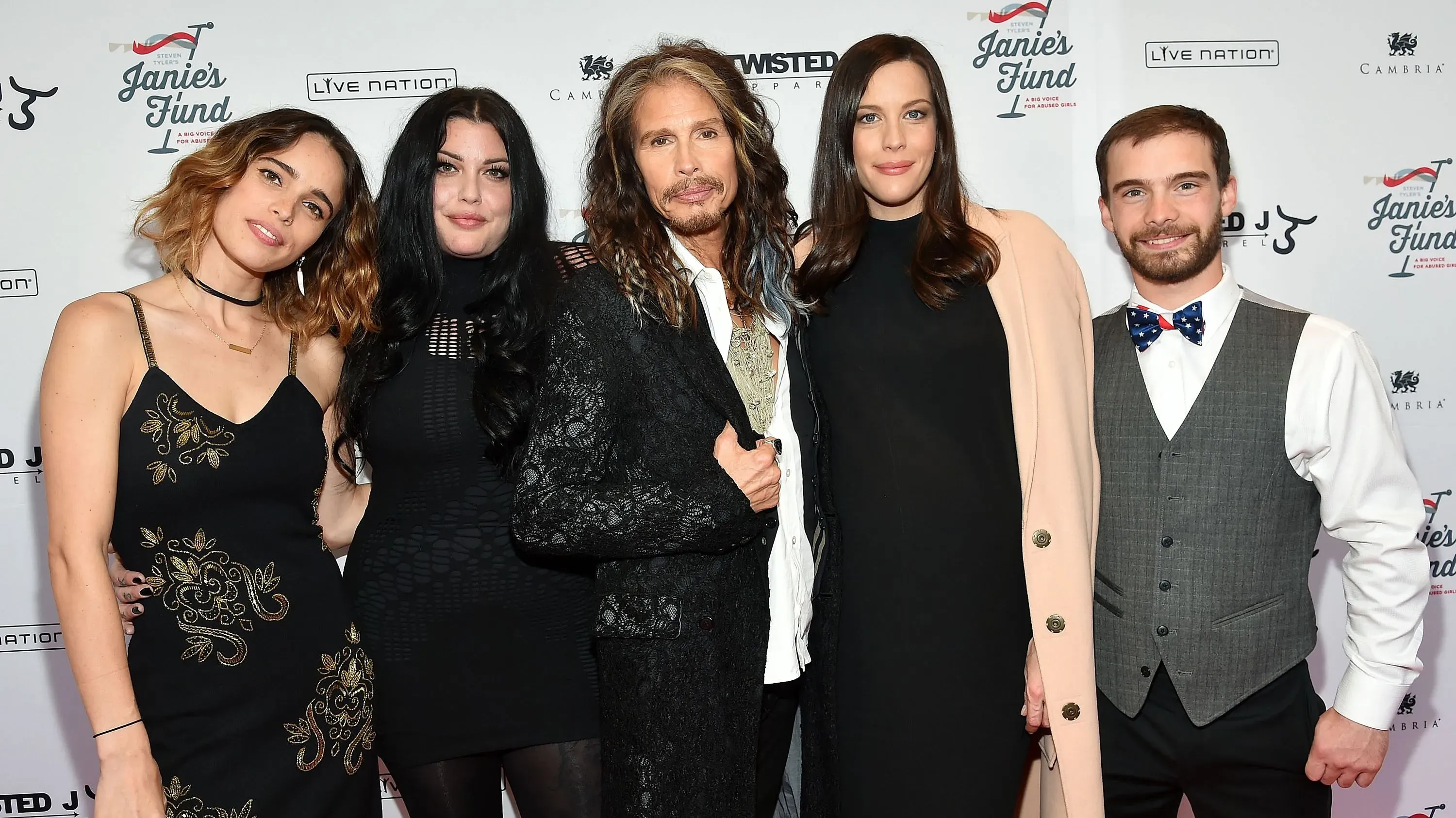 تظهر الصورة ليف وميا تايلر مع والدهم ستيفن تايلر، قائد فرقة إيروسميث، خلال حدث لجمع التبرعات.