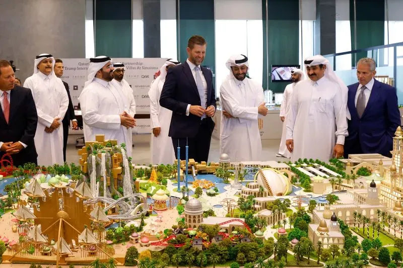 إريك ترامب يتفقد نموذج مشروع تجاري في قطر، برفقة مسؤولين محليين، وسط خطط توسيع علامة ترامب التجارية في المنطقة.