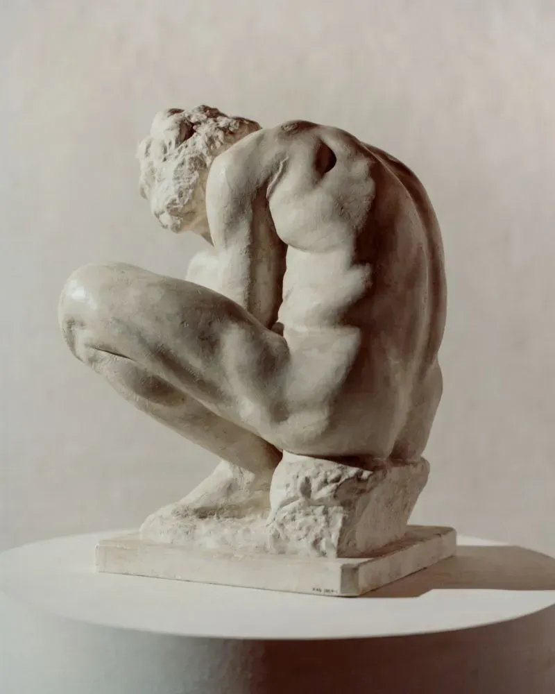 منحوتة من الجبس تجسد أحد أعمال مايكل أنجلو، تظهر تفاصيلها العاطفية والديناميكية، مع التركيز على الشكل الجسدي في وضعية مثيرة.