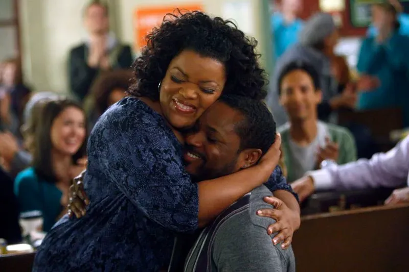 احتضان دافئ بين شخصيتين في مشهد من مسلسل كوميدي، يعكس اللحظات العاطفية والتواصل الإنساني.