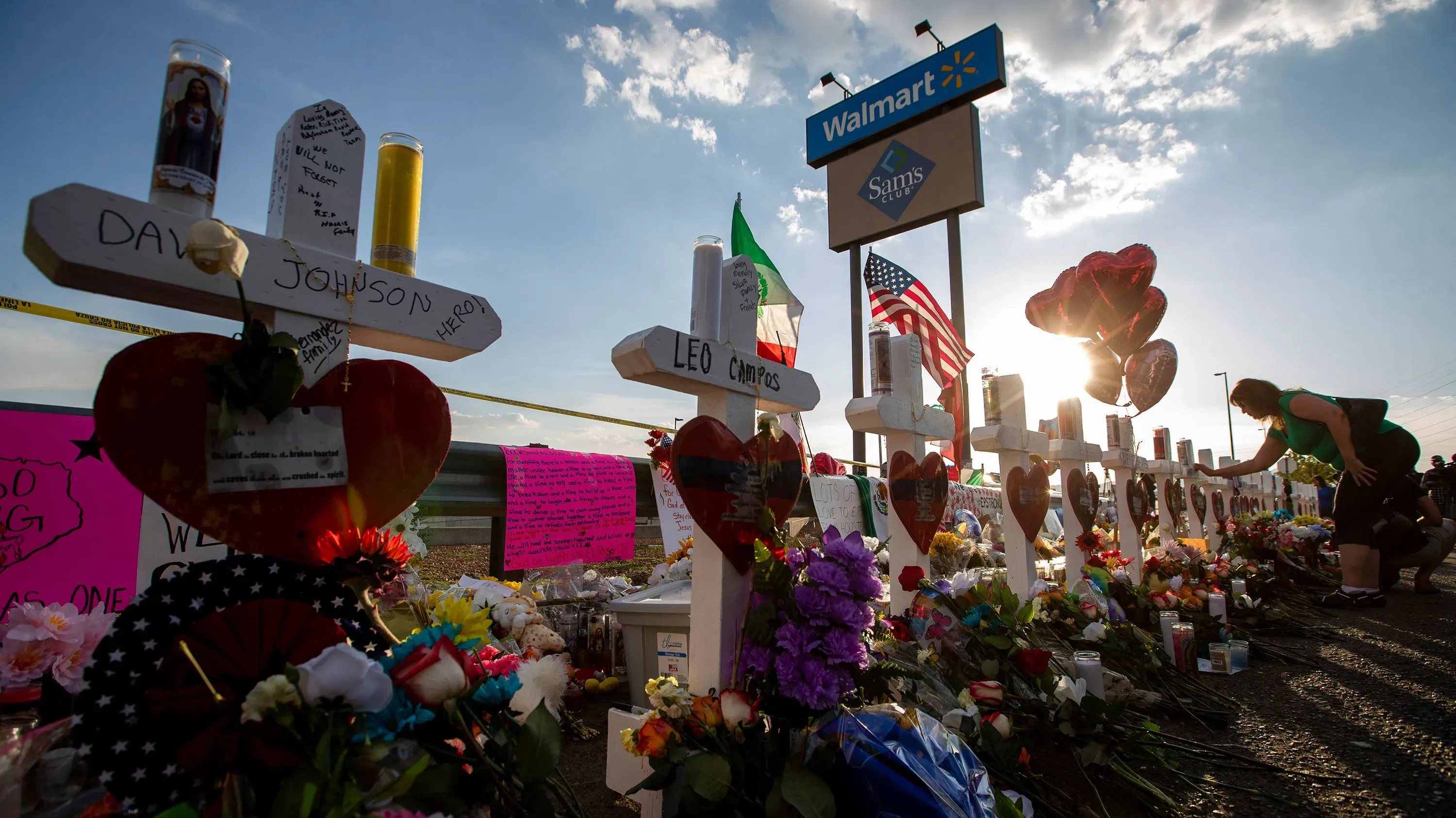 موقع تذكاري أمام متجر وول مارت في إل باسو يضم صلبانًا وورودًا، يكرم ضحايا الهجوم العنصري الذي وقع في 2019.