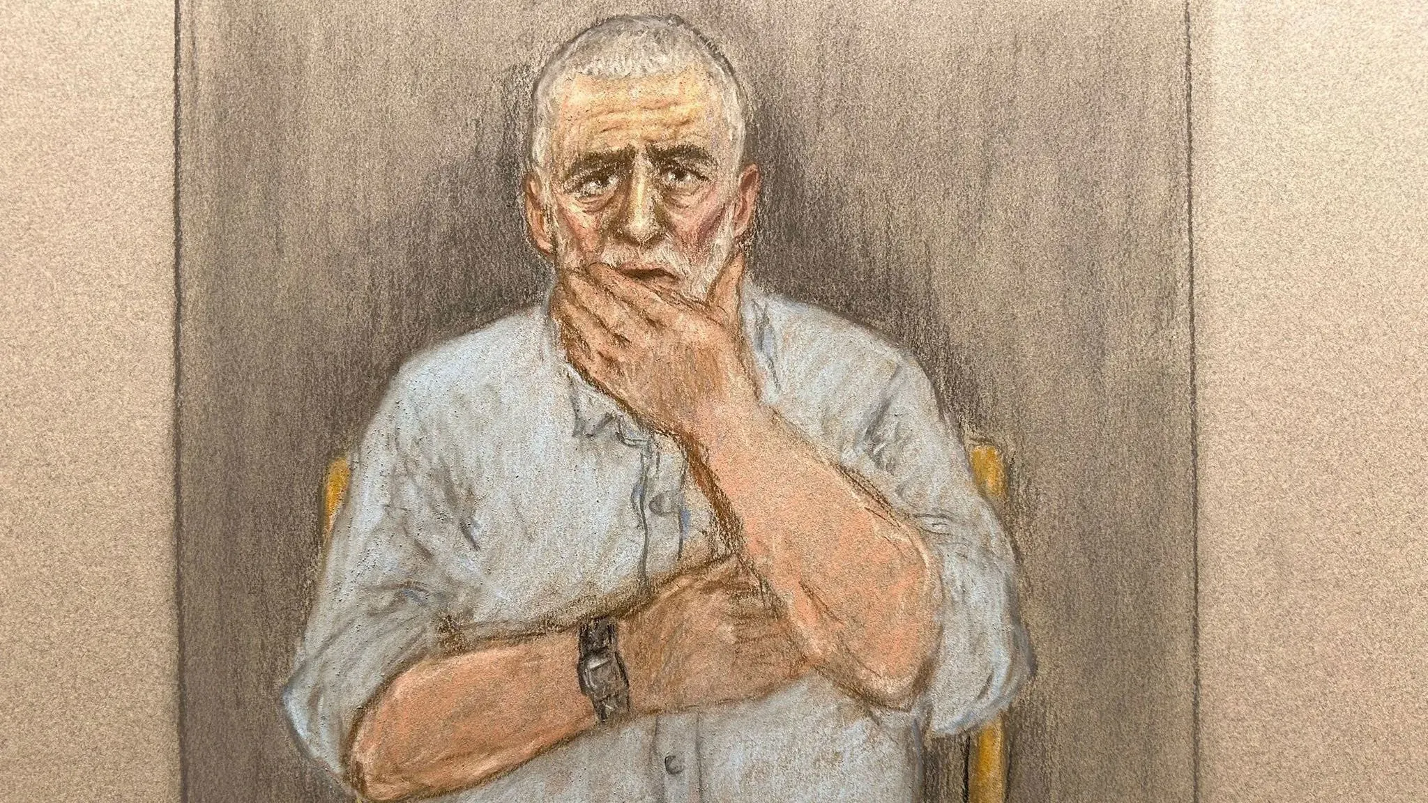 رجل مسن يظهر في قاعة المحكمة، يضع يده على فمه ويبكي بعد إلغاء إدانته بالقتل وإطلاق سراحه بعد 38 عامًا من السجن.