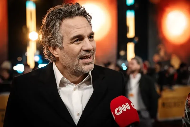 مارك روفالو يتحدث في العرض الأول لفيلم "ميكي 17"، مع التركيز على شخصيته السياسية الشريرة وتأثيرها في الفيلم.