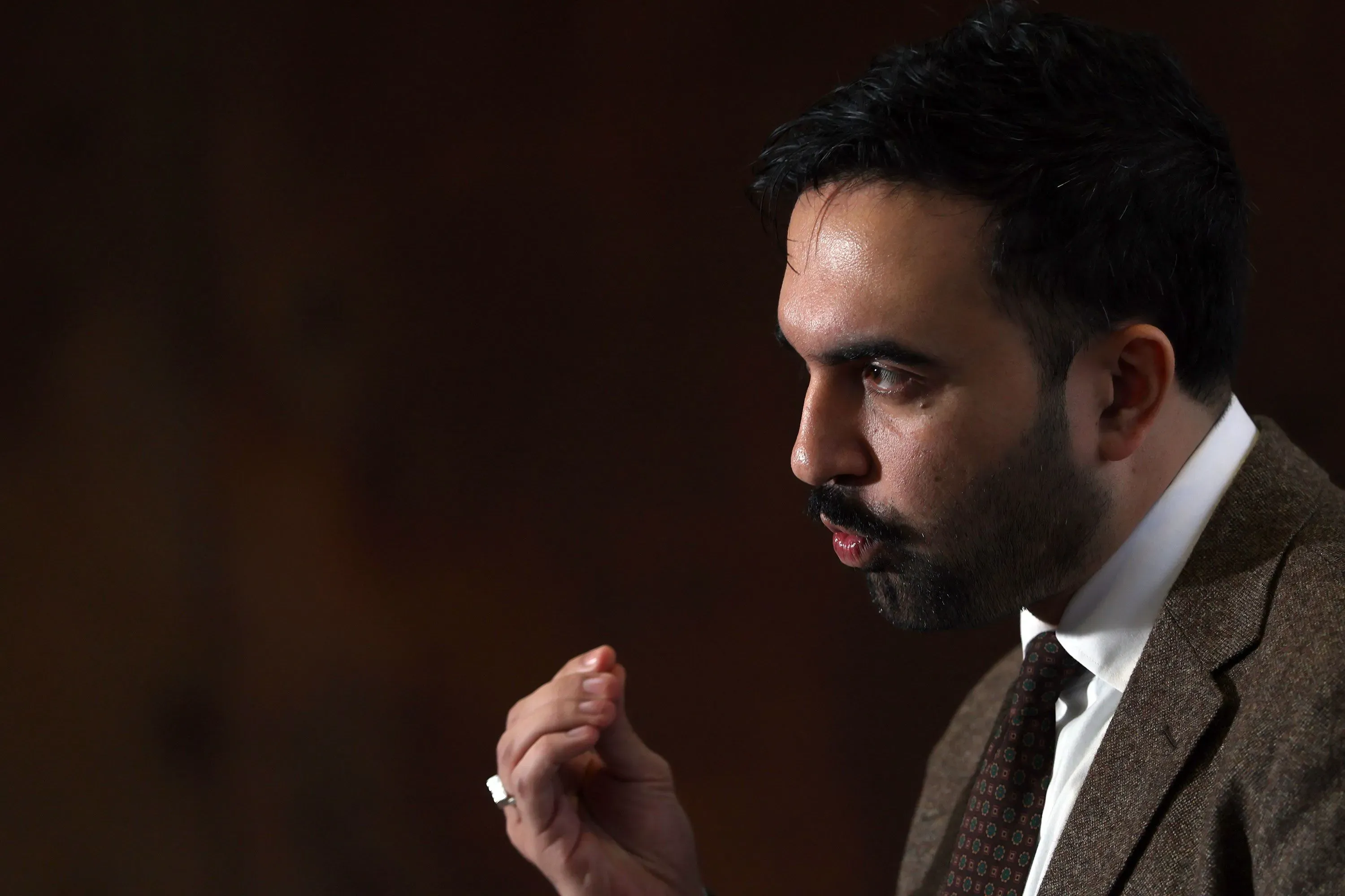 زهران ممداني، عمدة نيويورك القادم، يتحدث بجدية حول قضايا القدرة على تحمل التكاليف والإسكان في المدينة.