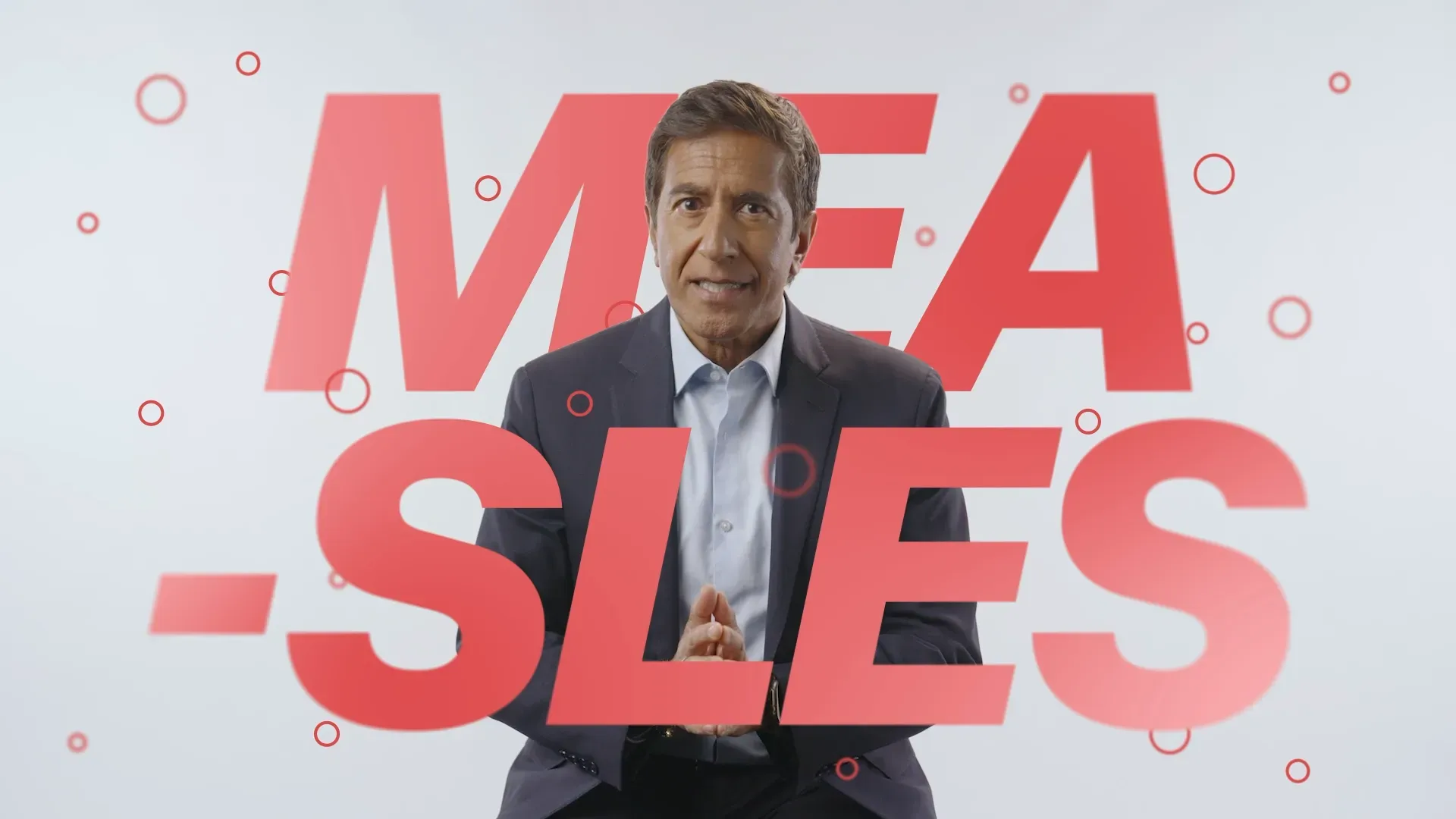 شخص يتحدث عن الحصبة، محاط بكلمات بارزة تتعلق بالمرض، في خلفية بيضاء. يسلط الضوء على أهمية التطعيم والوقاية.