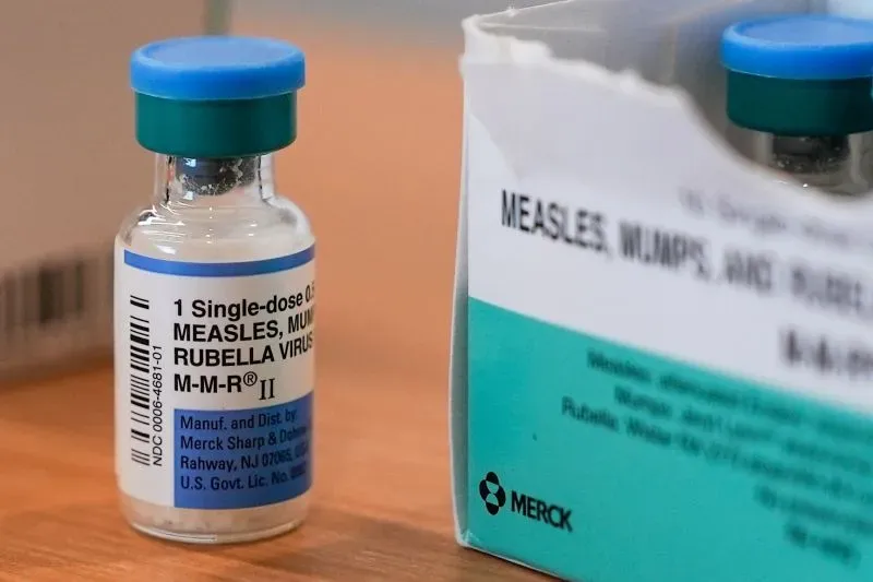 زجاجة لقاح الحصبة والنكاف والحصبة الألمانية (MMR) مع علبةها، تشير إلى أهمية التطعيم في مواجهة تفشي الحصبة في تكساس ونيو مكسيكو.