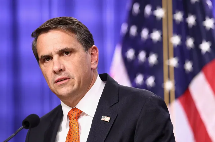 تود بلانش، القائم بأعمال المدعي العام، يتحدث في مؤتمر صحفي، مع العلم الأمريكي في الخلفية، مع التركيز على موقف وزارة العدل بشأن قضايا إيران.