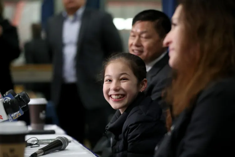 ابتسامة أليسا ليو خلال مؤتمر صحفي، حيث تشارك تجاربها كرياضية متقاعدة وتستعد للعودة إلى المنافسة في التزلج على الجليد.