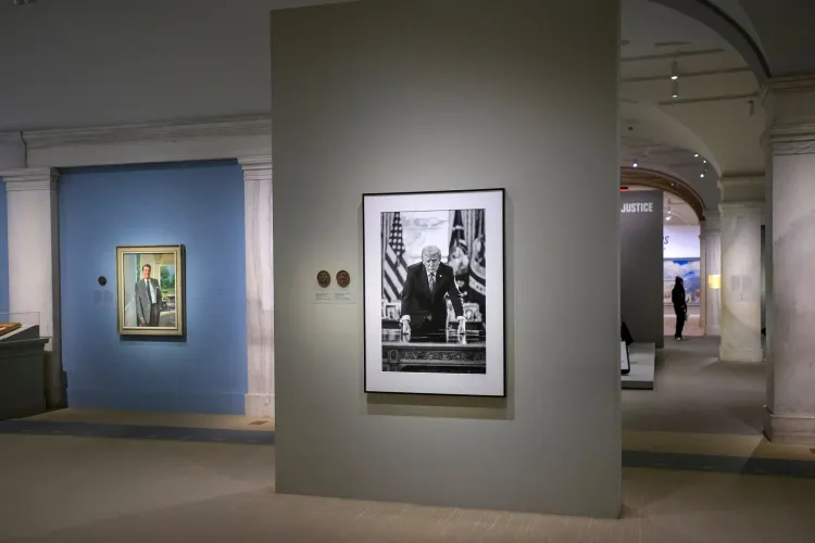 عمال البناء يراقبون أعمال الهدم في الجناح الشرقي للبيت الأبيض، ضمن خطة ترامب لبناء قاعة احتفالات جديدة.