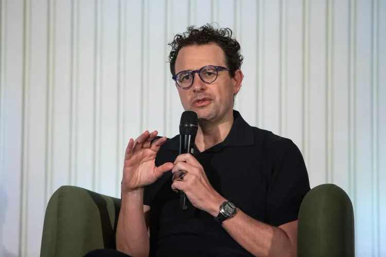 الرئيس التنفيذي لشركة أنثروبيك يتحدث خلال حدث، مع التركيز على قضايا الذكاء الاصطناعي والتعاون مع الحكومة.