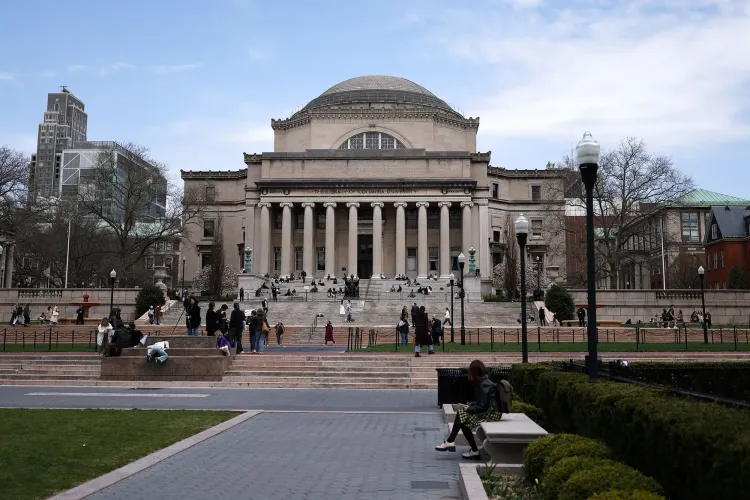 مبنى جامعة كولومبيا في نيويورك، حيث تجمّع الطلاب في الساحة بعد اعتقال طالب بواسطة عملاء الهجرة الفيدراليين.