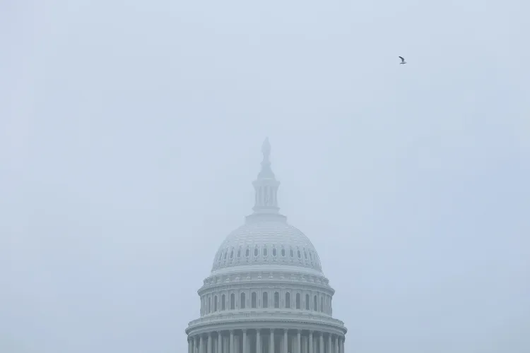 قبة مبنى الكابيتول الأمريكي تظهر في ضباب كثيف، مما يعكس أجواء الانتخابات المقبلة وتحديات الحزبين في الولايات المتحدة.