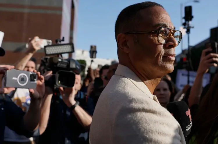 دون ليمون يقف وسط حشد من الصحفيين والمراسلين في لوس أنجلوس، مع التركيز على قضيته القانونية المتعلقة بمظاهرة في كنيسة.