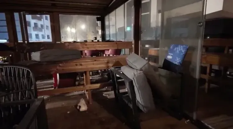 حانة "لو كونستيليشن" في كران مونتانا، سويسرا، بعد حريق مميت، تظهر الأثاث المتناثر والدمار في المكان.