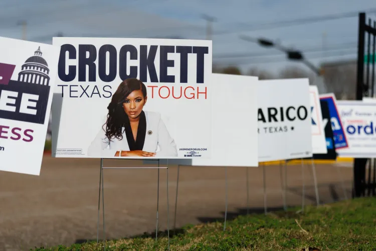 لافتات انتخابية في تكساس، تبرز صورة مرشحة مع شعار "تكساس قوية"، تعكس المنافسة السياسية المحتدمة في الانتخابات التمهيدية.