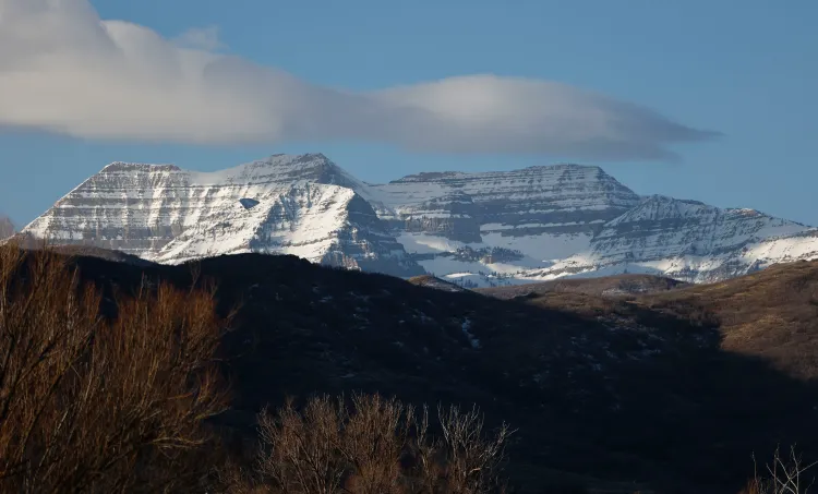 ذوبان مبكر للثلوج على جبال روكي، مع تراجع الغطاء الثلجي، مما يزيد من مخاطر حرائق الغابات بسبب ارتفاع درجات الحرارة.