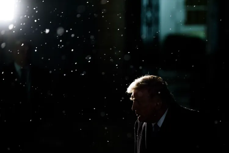 صورة لترامب في الظل مع تساقط الثلوج، تعكس التوترات السياسية المتزايدة وظهور معارضة له داخل حزبه.