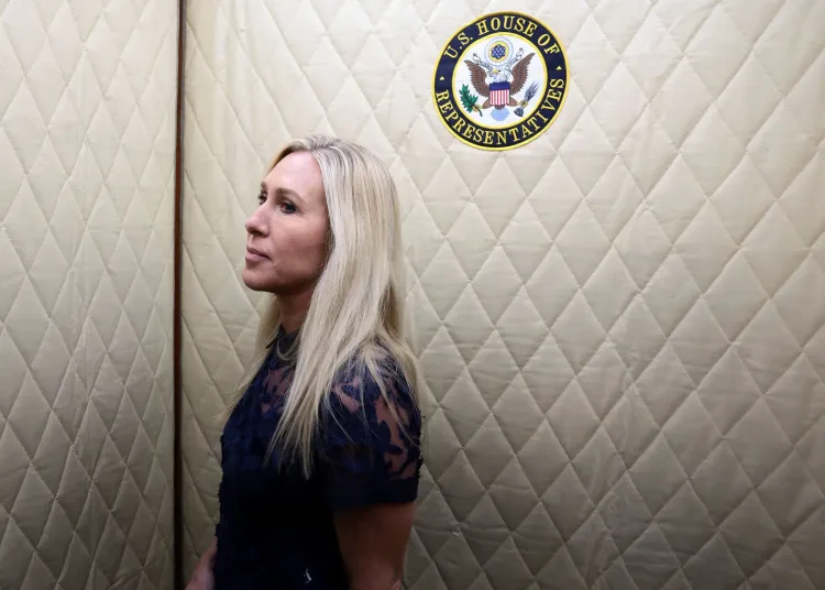 صورة لمارجوري تايلور غرين، النائبة السابقة، في ممر الكونغرس، تعكس التوترات السياسية في الانتخابات الخاصة بجورجيا.