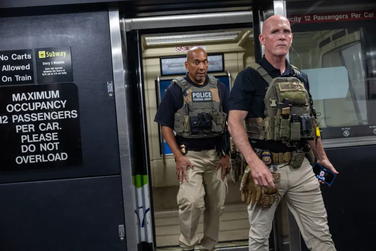 رجال إنفاذ القانون يرتدون سترات واقية في محطة مترو، يعكسون التوترات حول نشرهم في المطارات وتأثير ذلك على الانتخابات.