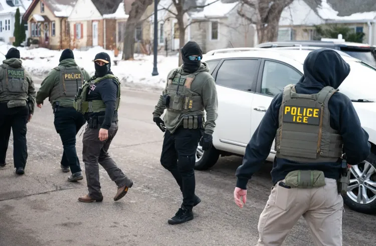 عمليات إنفاذ قوانين الهجرة في مينيابوليس، حيث يظهر ضباط يرتدون سترات واقية ويستعدون لمهمة في منطقة سكنية.