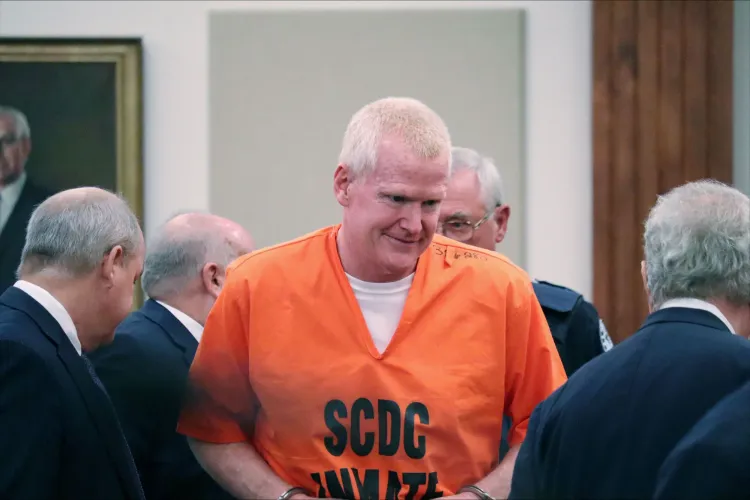 أليكس موردو، المحامي المدان بجريمة القتل، يرتدي زي السجن البرتقالي أثناء جلسة استماع قانونية، محاطًا بمحاميه وأعضاء من المحكمة.