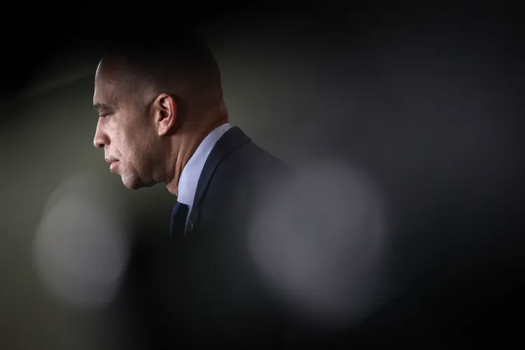 صورة جانبية لحكيم جيفريز، زعيم الحزب الديمقراطي، وهو يتحدث بجدية عن إعادة تقسيم الدوائر الانتخابية وتأثيرها على الانتخابات.